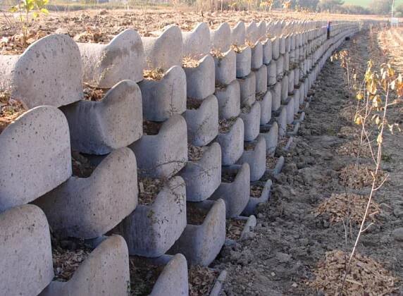 Betonové svahovky, výroba a prodej betonových svahovek a prefabrikátů Česká Třebová