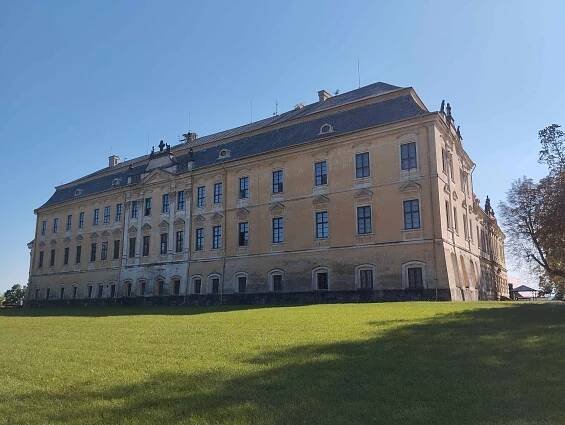 Poklady zámku Lysá nad Labem. Objevte krásu architektury a zámeckých zahrad