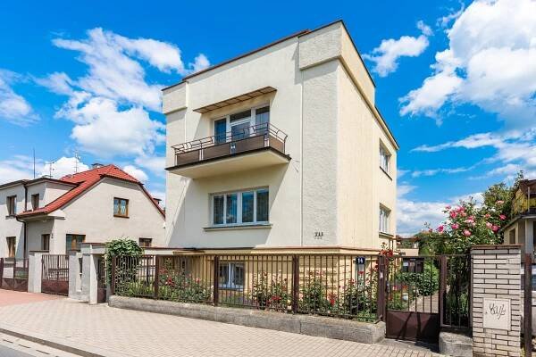 PRODÁNO – Prvorepubliková vila s okrasnou zahradou, 874m2, Poděbrady - Next Reality Exclusive
