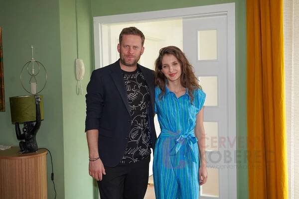 Jakub Prachař a Sara Sandeva natáčí komediální seriál o mužích a ženách Jakub a Sara | Červenýkoberec.cz