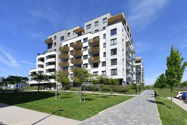 Pronájem bytu 2+kk s prostornou terasou – QARA