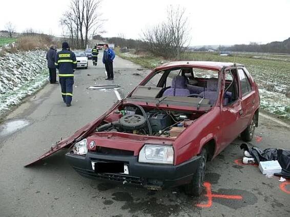 FOTO: Sérii víkendových nehod završil smrťák u Veletin