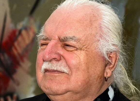 Profesor Milan Knížák napsal ostrý dopis Ministryni Janě Černochové, kde ji obviňuje z cenzury názorů a porušování principů demokracie. Vyzývá ji k demisi. 