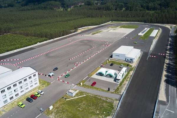 Prase v atomovce a solná lázeň. Škoda má nejrychlejší auto, testovalo se u Mácháče