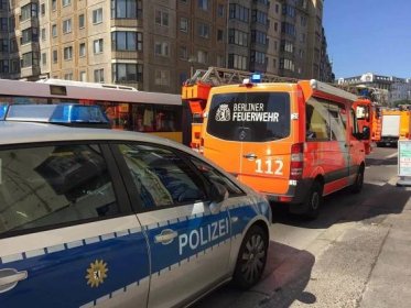 německý národní policejní vůz a hasičský služební vůz - police car fire truck - stock snímky, obrázky a fotky