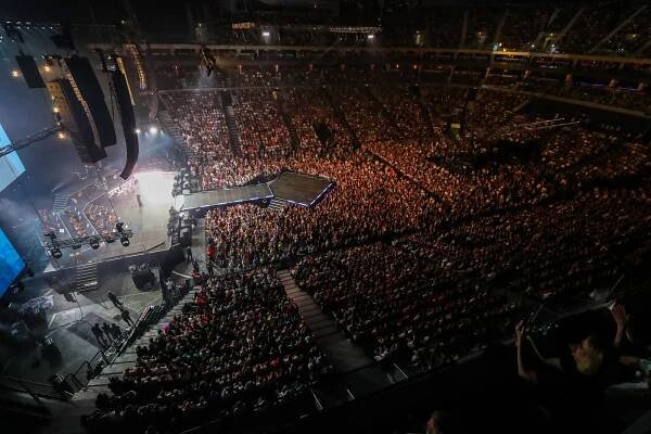 Oslava narozenin i 60 let na scéně: Helena Vondráčková rozzářila O2 arénu