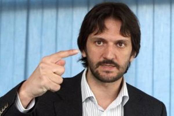 Kaliňák zvažuje viac rodičov v autách