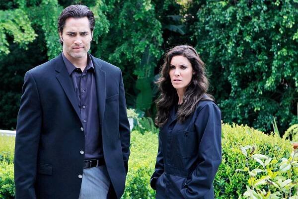 Námořní vyšetřovací služba L. A. - Vloupačka - Z filmu - Victor Webster, Daniela Ruah