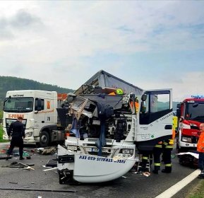 Při nehodě náklaďáků na D5 zemřela spolujezdkyně. Směr na Prahu byl přes tři hodiny uzavřen