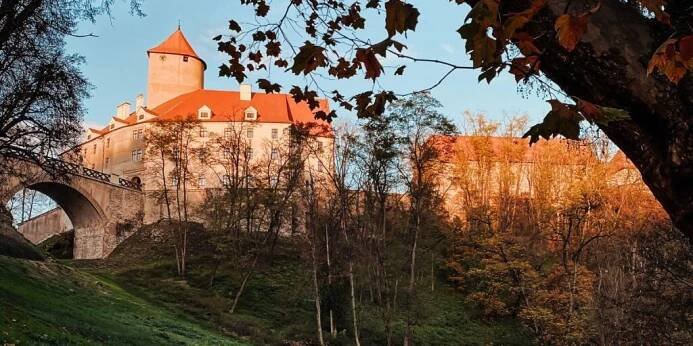 Hrad Veveří: Historický Skvost nad Brněnskou Přehradou – Prohlídky, Historie a Akce | Stips.cz