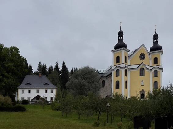 Barokní perla Orlických hor. Neratovský kostel přežil hrozící demolici i požár