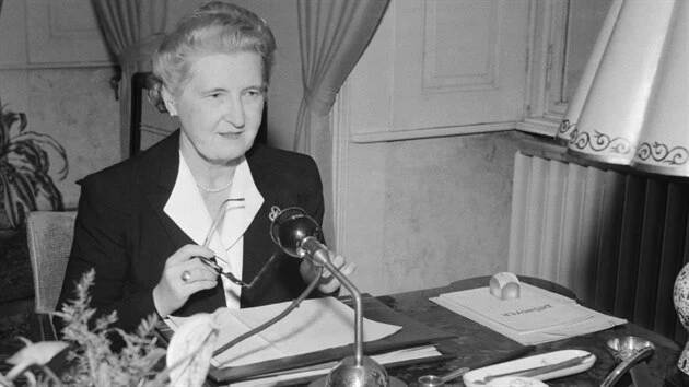 Manželka prezidenta Edvarda Beneše paní Hana Benešová před mikrofonem při projevu do rozhlasu pro Anglii. (16. listopadu 1945)
