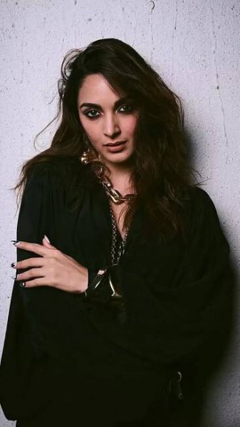 Kiara Advani serves power & glam in an all-black look with a bold edge