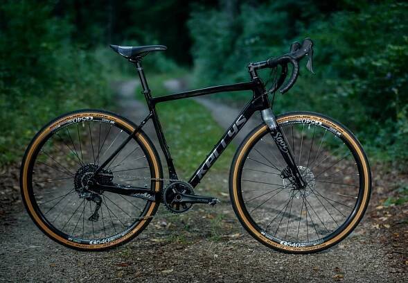 KELLYS SOOT 90 2024 karbon