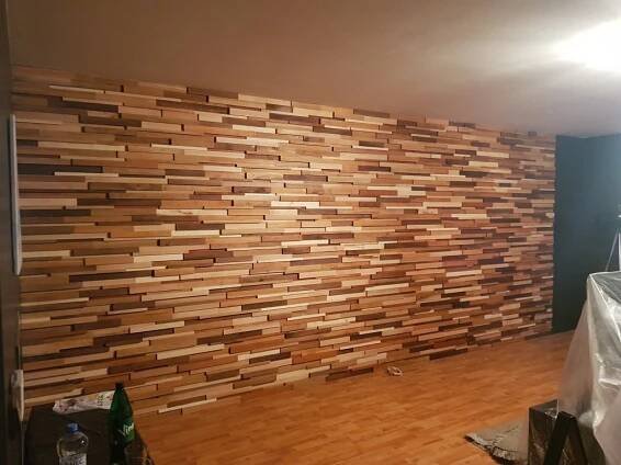 Dřevěný hoblovaný obklad na stěnu ze směsi dřevin