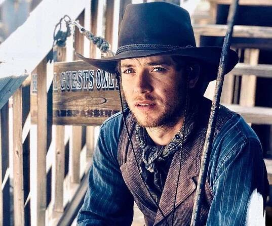 Jeremy Sumpter Biography – Facts, Childhood, Family Life of Actor