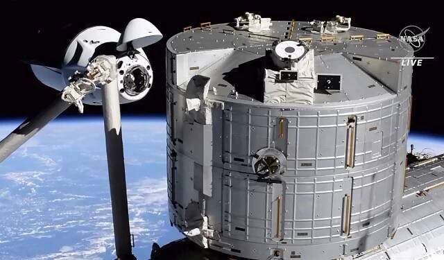 Loď firmy SpaceX dorazila na ISS, k tamní posádce se přidá čtveřice astronautů