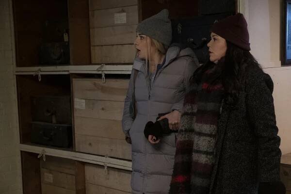 Annie Murphy, Mary Hollis Inboden - Kevin Can F**k Himself - Ghost - Z filmu