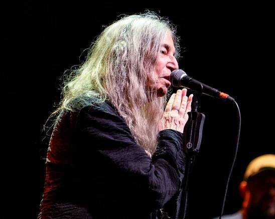 Uhrančivá Patti Smith odehrála v Praze neobyčejný koncert. Mluvila o svobodě i pitném režimu - musicserver.cz