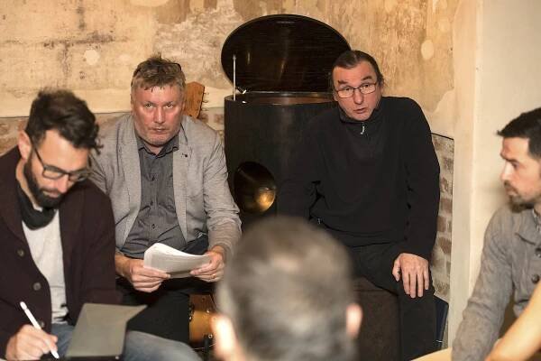 Uprostřed Tomáš Motl a Pavel Karlík, vlevo novinář Petr Skočdopole