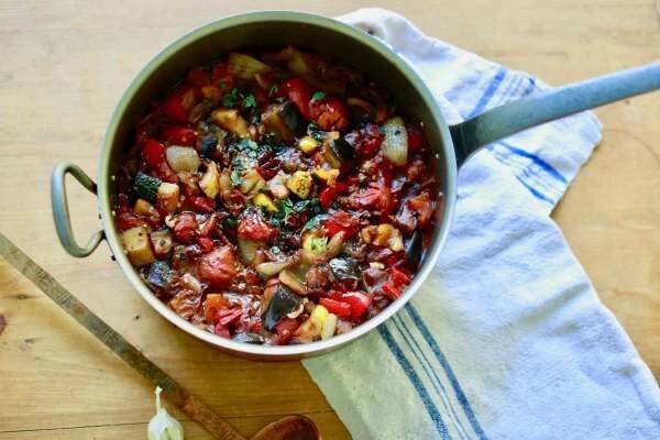 Přišel čas cuket, paprik a rajčat. Ideální chvíle uvařit si ratatouille
