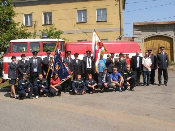 Hasiči z Kmetiněvsi dostali k výročí slavnostní prapor