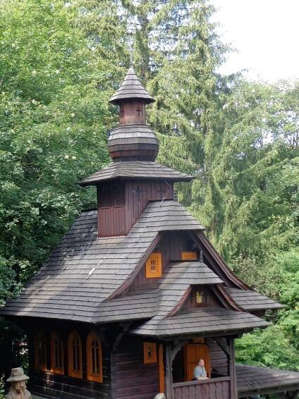 Znáte dřevěné sochy ve Velkých Karlovicích? Zajímavostí je i dřevěná kaple