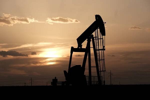 OPEC+ se dohodl na rekordním snížení těžby ropy do konce července. Cílem je dosáhnout vyšších cen