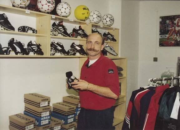 Pavlín Paša Jirků, rok 1995, prodejna Pragofotbal