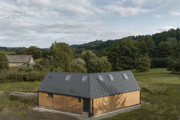 Není roubenka jako roubenka. Čeští architekti posouvají tradiční výstavbu