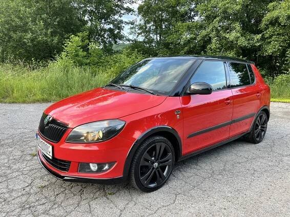 Prodám Škoda Fabia Monte Carlo, 1,2TSi, 63kW, r.v.2011, najeto 195tkm. 1.majitel, servisní knížka. Výbava: digitální klimatizace, ABS, ASR, el. ovládaná okna + zrcátka, centrální zamykání na DO, palubní počítač, tempomat, denní svícení, přední mlhovky, nastavitelný volant, nastavitelné přední sedačky, 3 ramenný kožený volant. 2x klíč, nové zadní brzdy, přední+zadní tlumiče. Cena 114.000,- - InzerceTrinec.cz