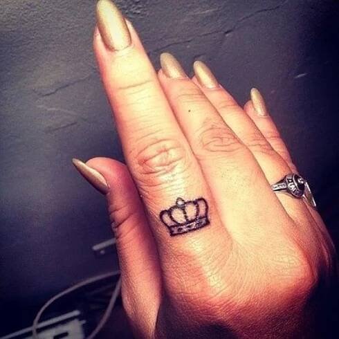 Tatuaje en los dedos de corona