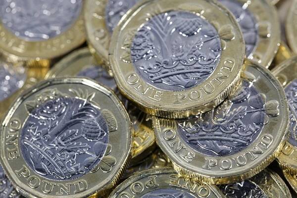 Jedna libra mince - britská měna. Nové mince bimetalické Dvanáctistěn odrazení od padělání ve vodorovném formátu — Stock obrázek