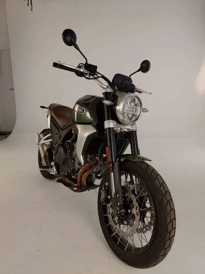 Nová motorka od Jawy vypadá skvěle, je však Jawou jen napůl. Jaký je „rodný list“ nového modelu RVM by Jawa a kolik bude stát?
