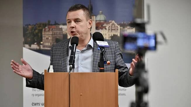 Rajchl obešel všechny strany, jestli ho nechtějí. Nechtěli ho, tak se vrátil k Okamurovi