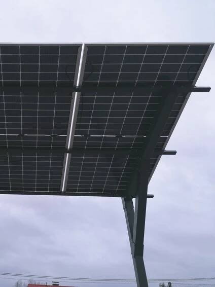 Samostatná konstrukce ze sloupků nesoucí fotovoltaické panely (Zdroj: plotymax.cz)