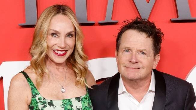 Michael J. Fox supported by wife Tracy Pollan, their 4 kids and famous friends during poignant outing