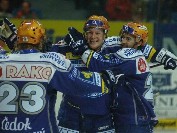 RADOST VÍTĚZŮ. Hokejisté Lasselsbergeru Plzeň Jiří Dobrovolný (vlevo) a Jakub Šindel (vpravo) gratulují ke třetí brance svému spoluhráči Martinu Adamskému. Plzeň porazila na domácím ledě v západočeském derby svého soka z Karlových Varů 6:3