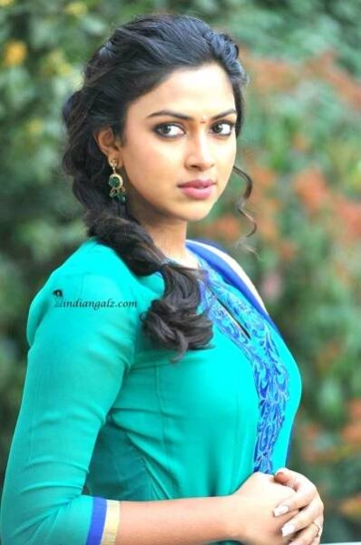 Amala Paul – Sexy show – IndianGalz