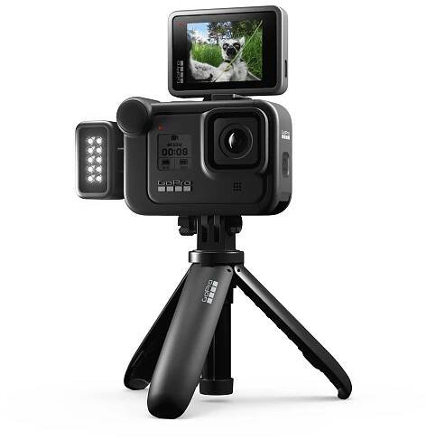 Fotka: GoPro Hero 8 v setupu pro vlogy s doplňkovým displejem, mikrofonem a světlem