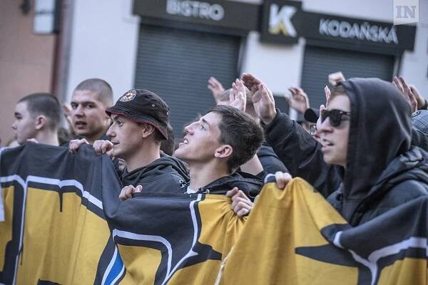 Pochod spartaňských hooligans na Slavii | PrahaIN 