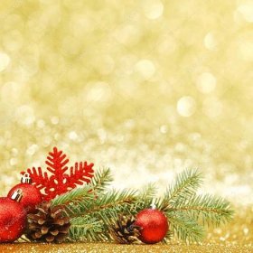 Stáhnout - Vánoční přání s jedlovou větví a dekoracemi na zlatém pozadí — Stock obrázek