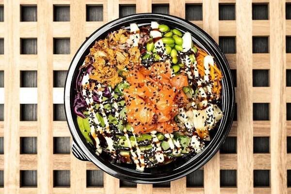 Poke bowl s lososem