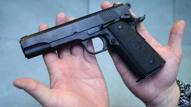 Otec vzal na syna vidle a pistoli, vnučka ho bránila vlastním tělem - Novinky