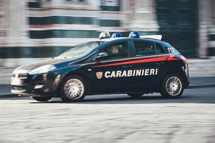 policejní auto ve florencii - karabiniéři - stock snímky, obrázky a fotky
