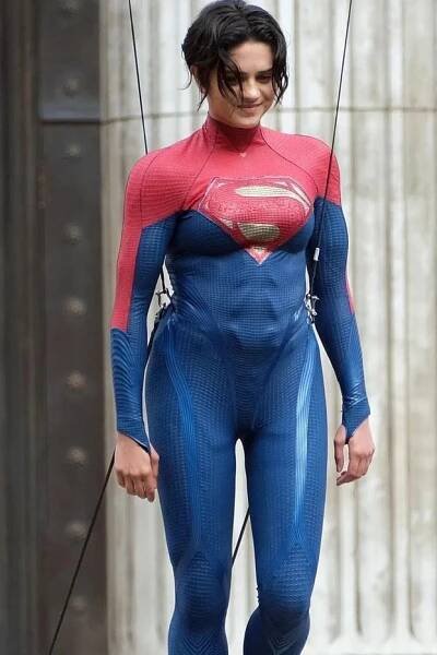 Supergirl a Keatonův Bruce Wayne scéně. Takhle se natáčí The Flash