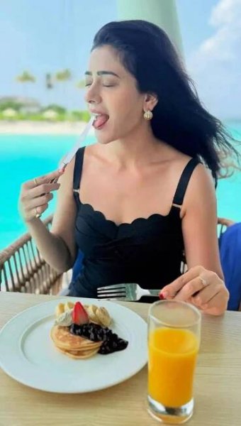 Hiba Nawab’s Colourful Escape to the Maldives