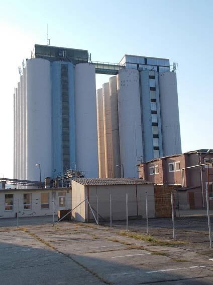 Soubor:Keselyusi Road silos, 2016 Szekszard.jpg – Wikipedie