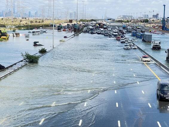Foto: Povodně v pouštní Dubaji. Silnice se proměnily v řeky, letiště je ochromené