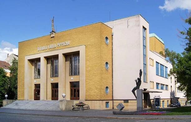 Představení Co to píšeš, miláčku se překládá na jiný termín